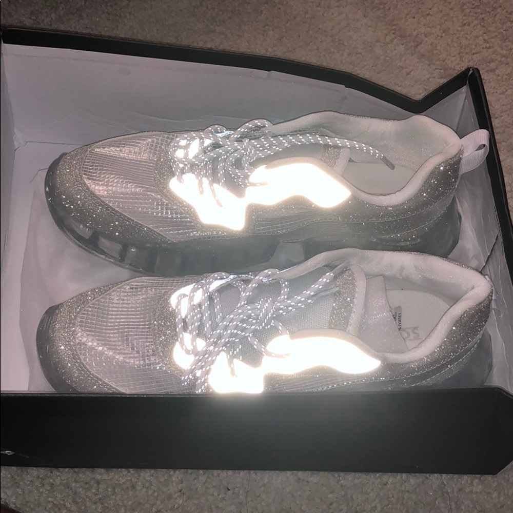 So Real - Cinderella Glass Runners - Picture 3 of 5